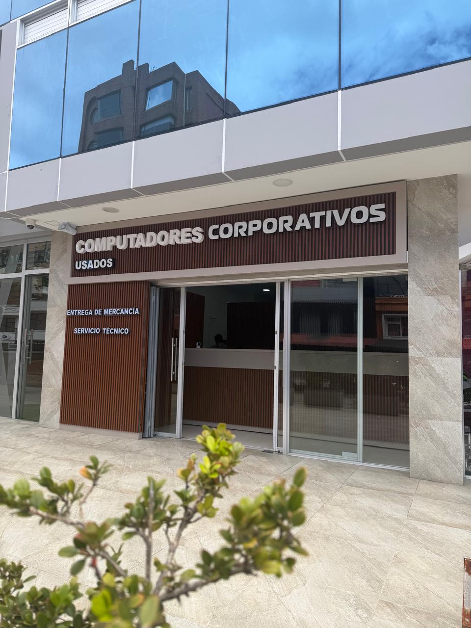 Entrada de entrega de mercancía y servicio técnico en Computadores de Segunda, Bogotá: fachada con señalización lateral.